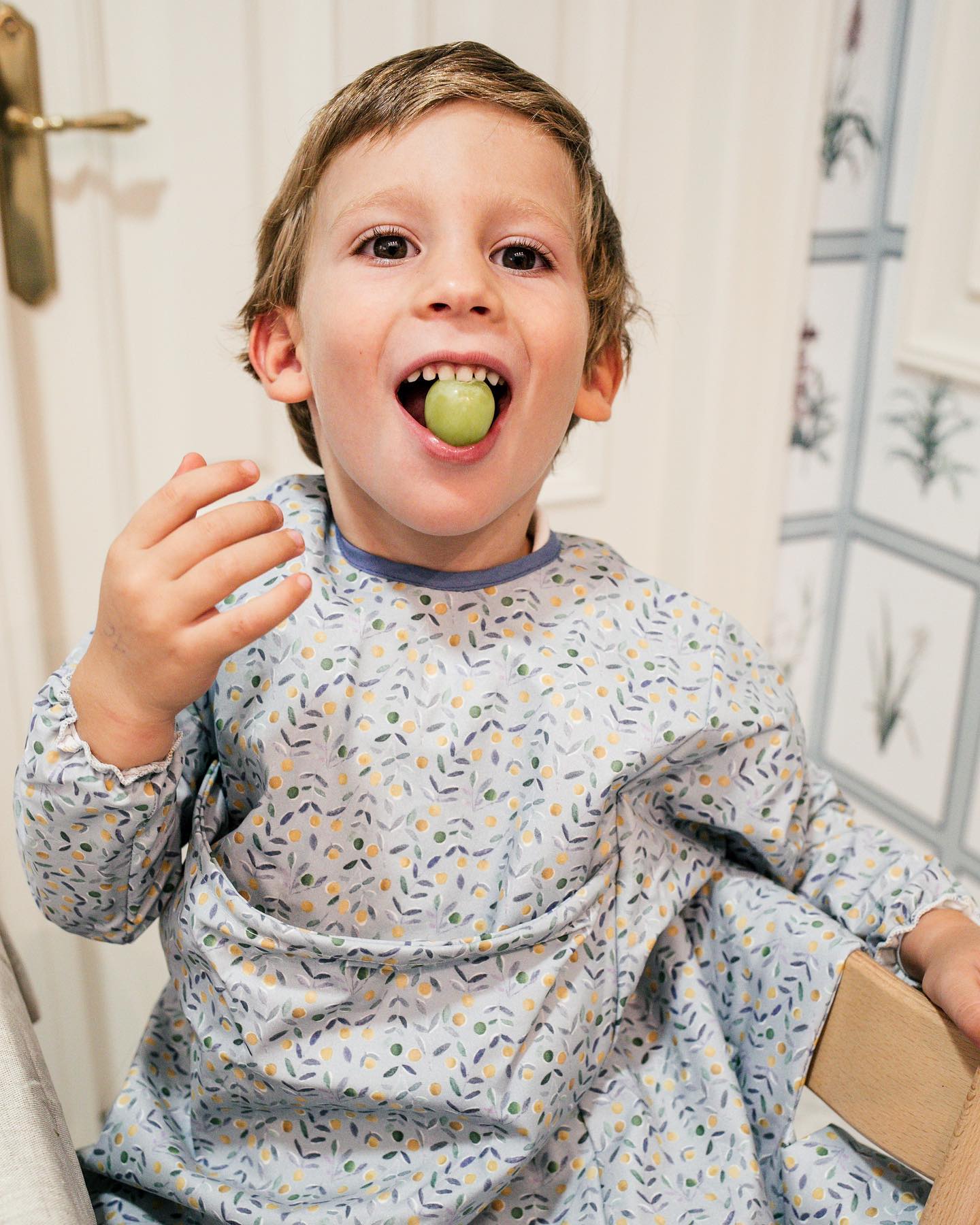 Comer solos: babis y baberos impermeabilizados para evitar manchas