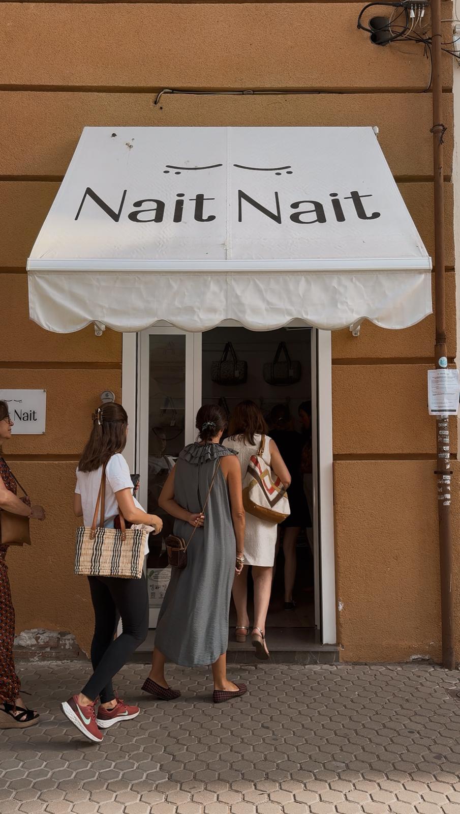 Entrada de la tienda Nait Nait durante las Ventas Especiales de octubre de 2025.