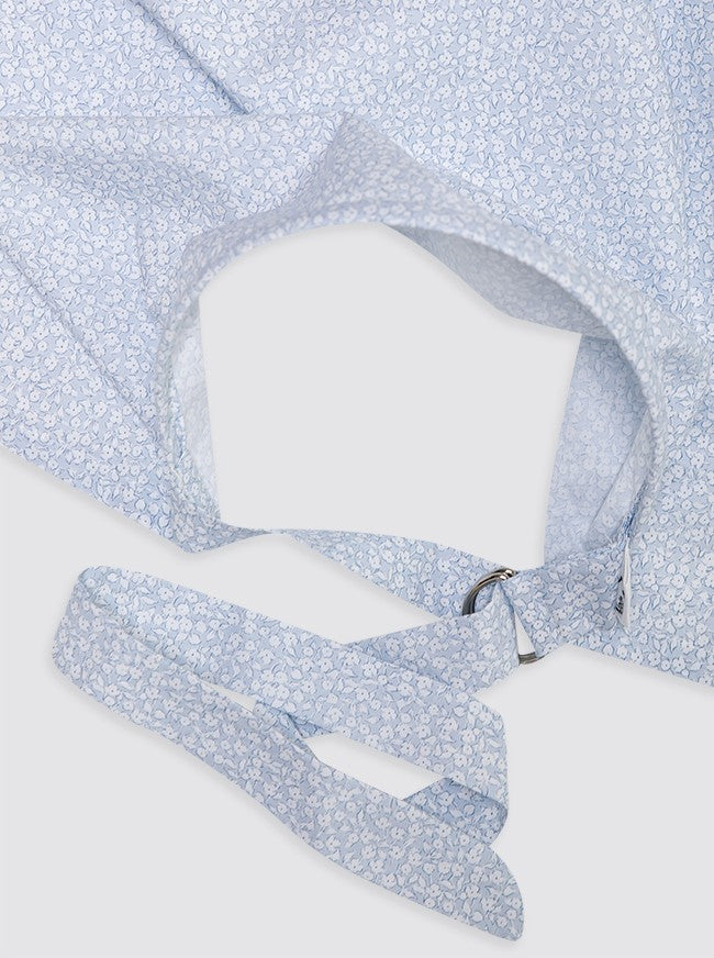 Bavoir bleu à fleurs blanches