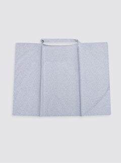 Bavoir bleu à fleurs blanches