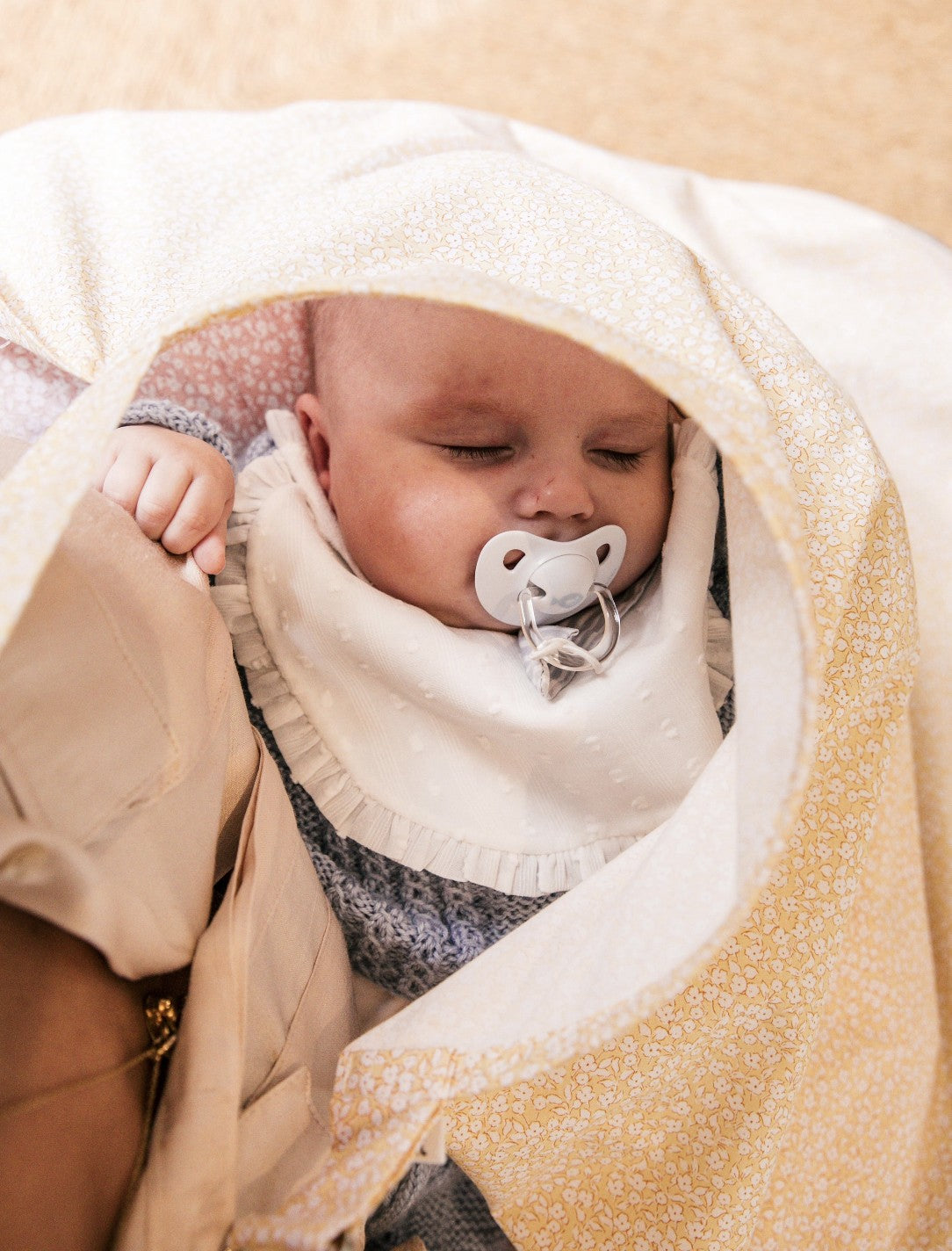 Bavoir jaune à fleurs blanches