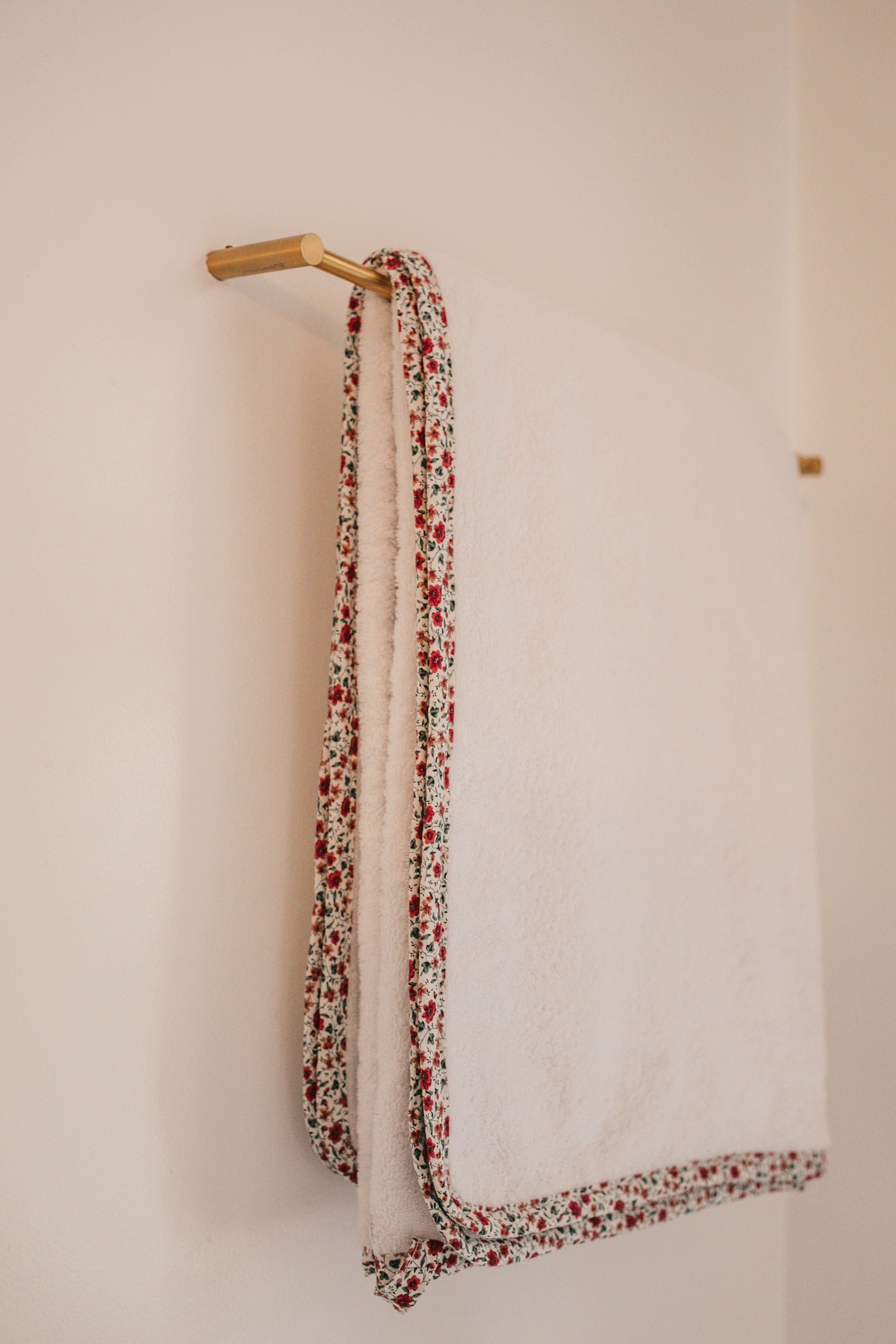 Toalla Maxi Flor Carmín