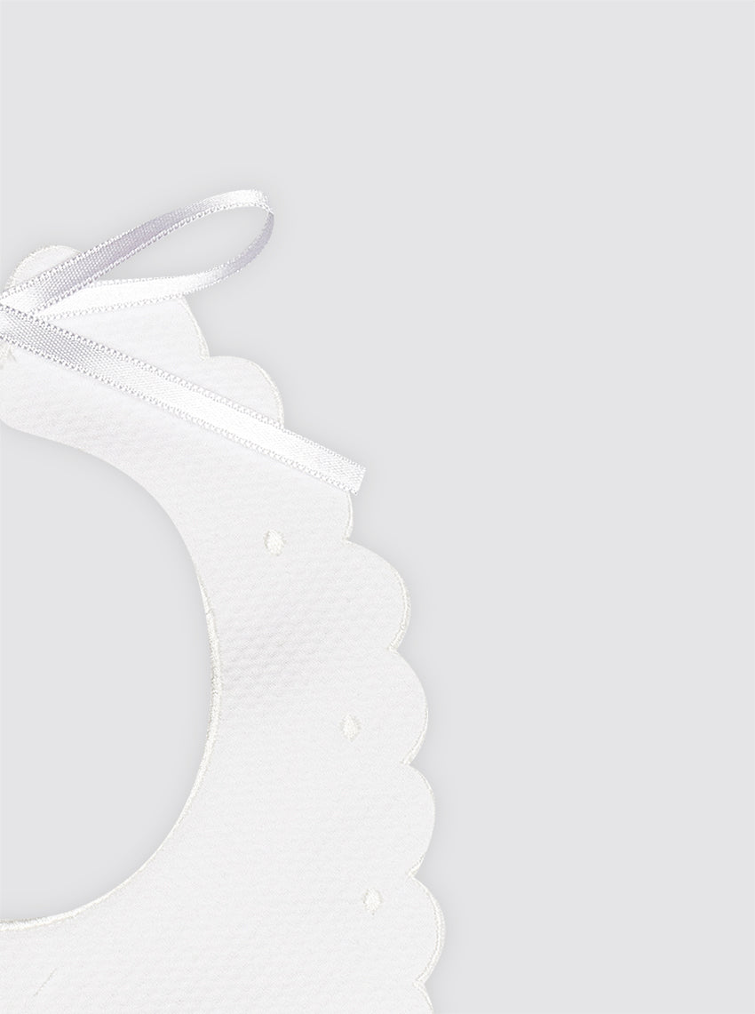 Babero de Baba Pique Blanco Con Bodoques Bordados