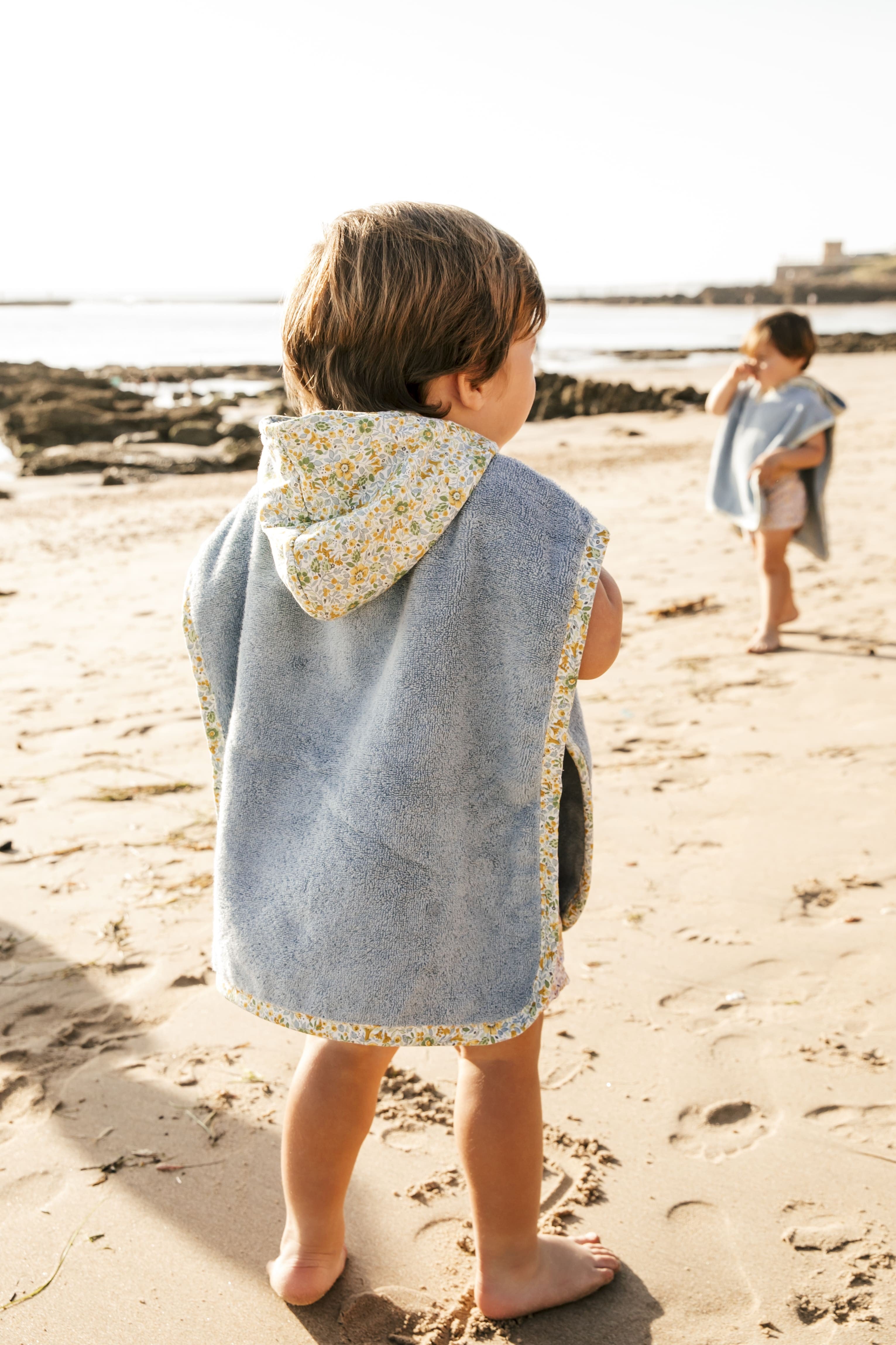 Poncho jaune, fleurs de plage, joli