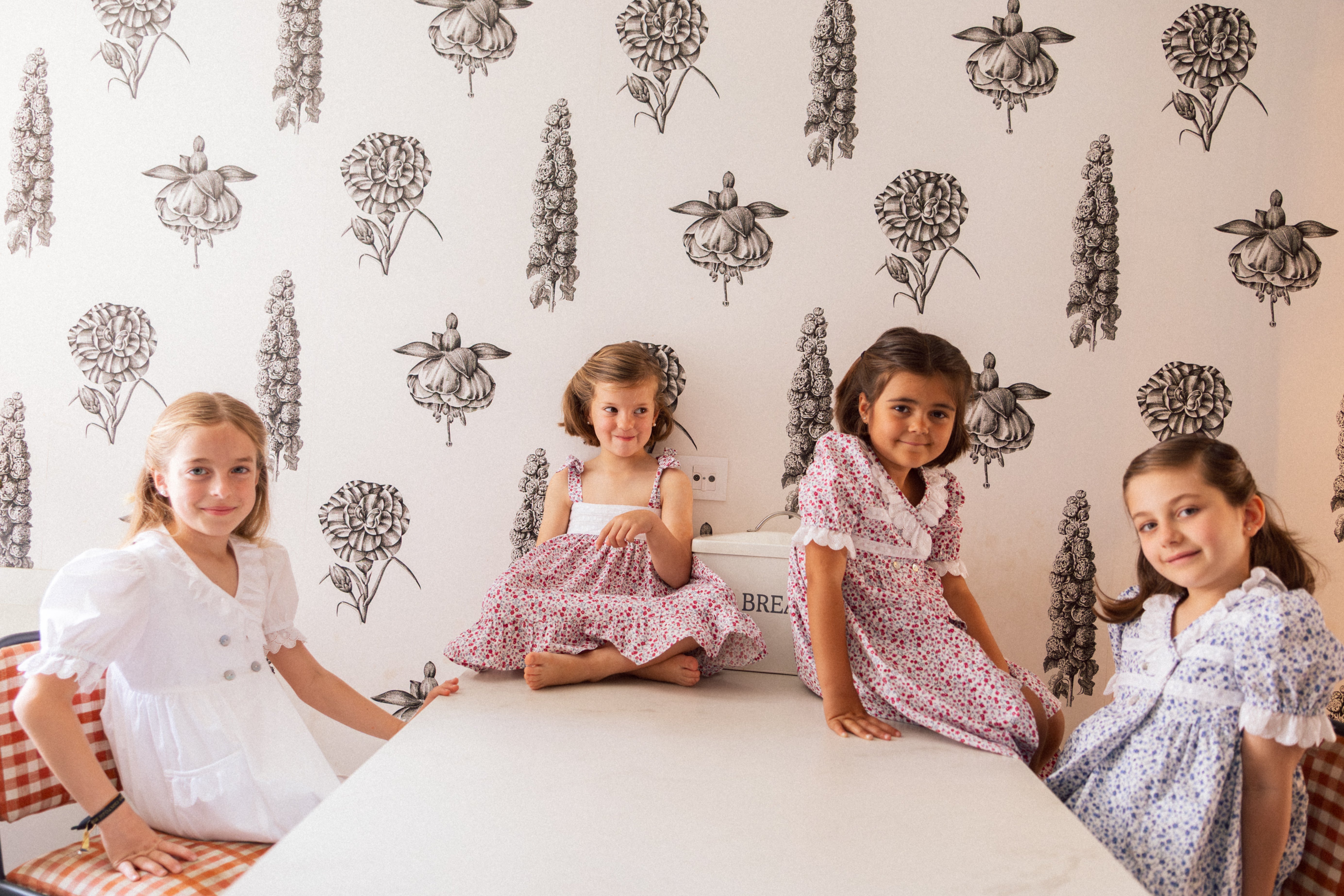 Niñas con batas y camisones de la nueva colección de Nait Nait durante la sesión fotográfica de la campaña.