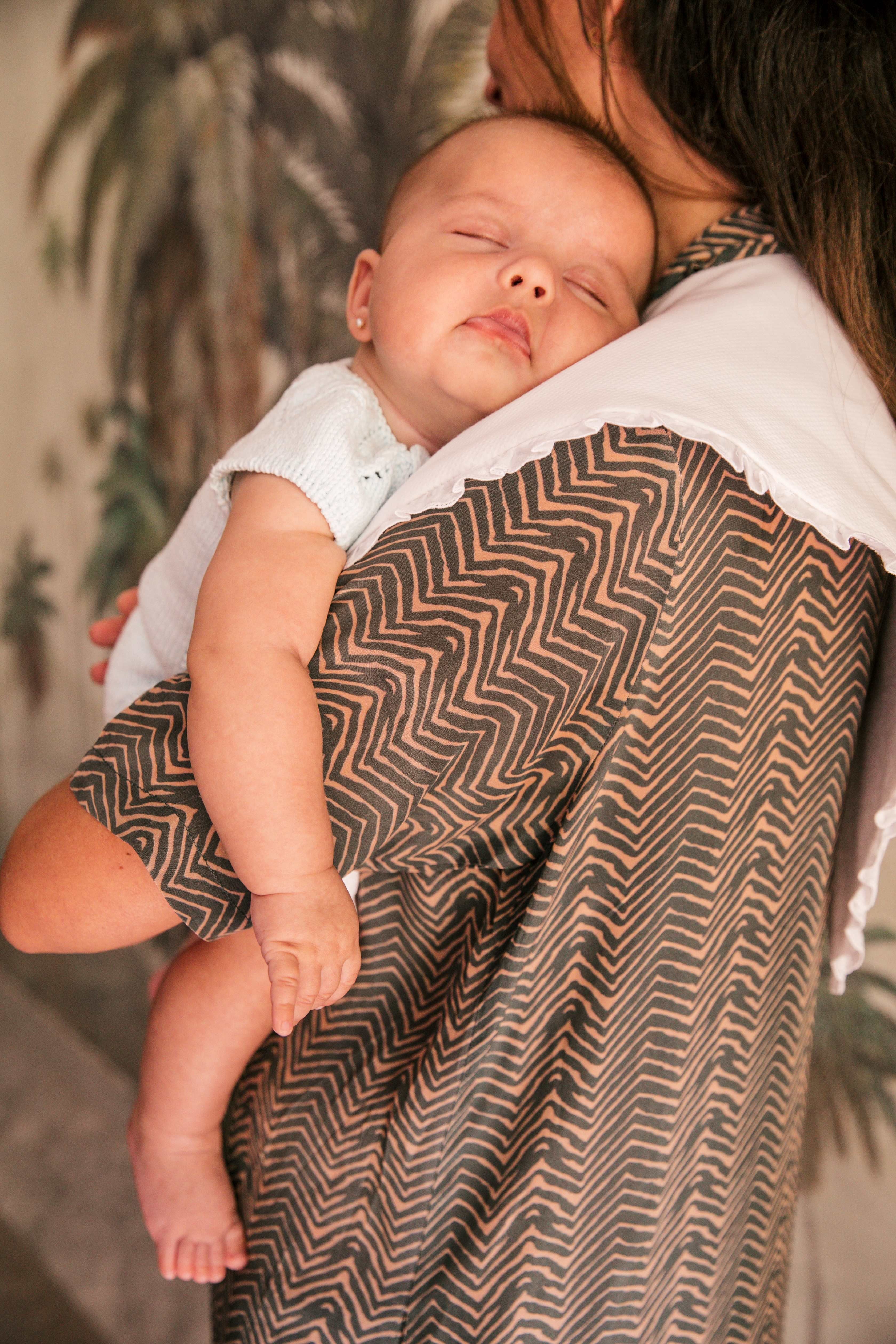 Bande brodée sur le protège-bavoir