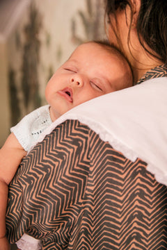 Bande brodée sur le protège-bavoir