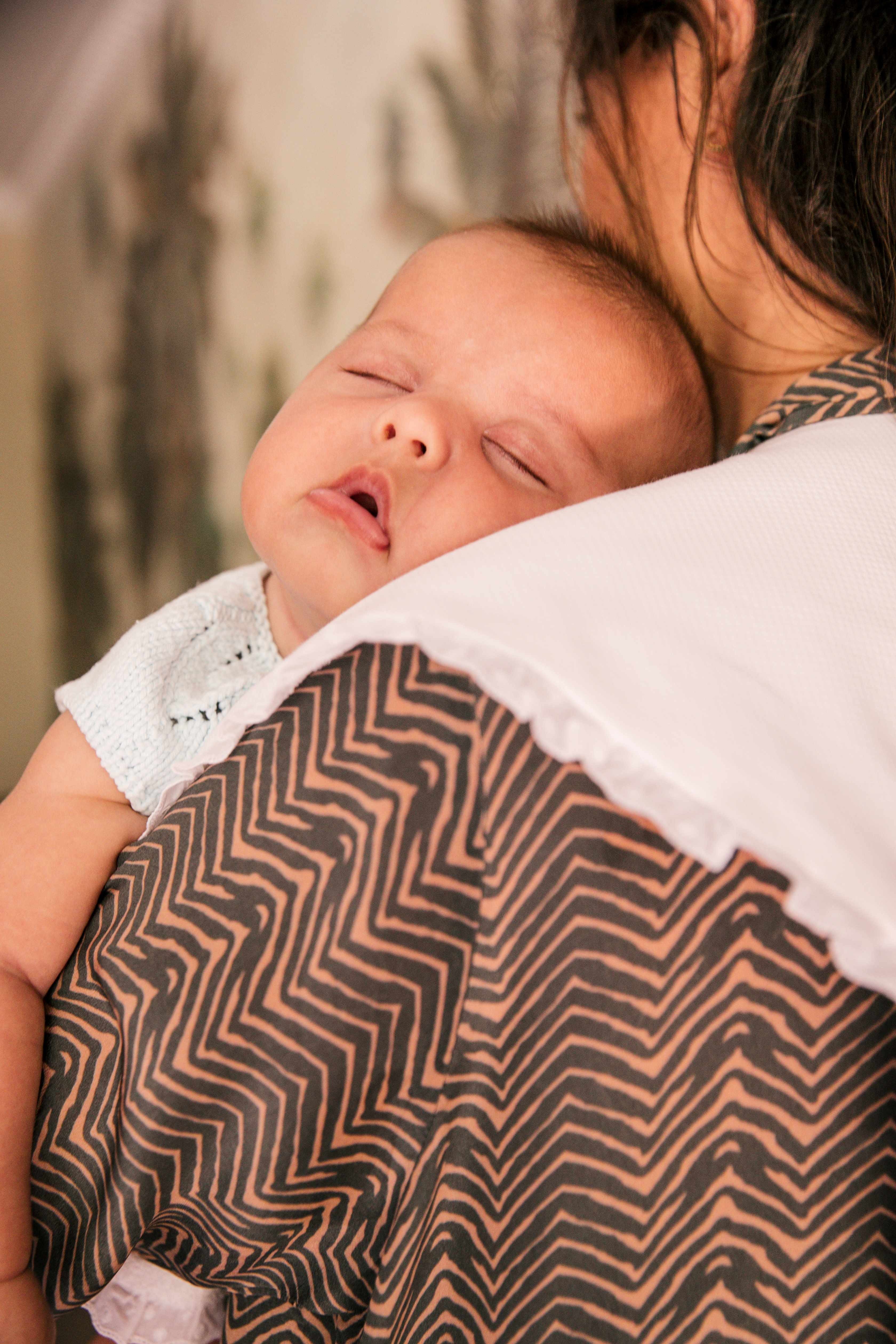 Bande brodée sur le protège-bavoir