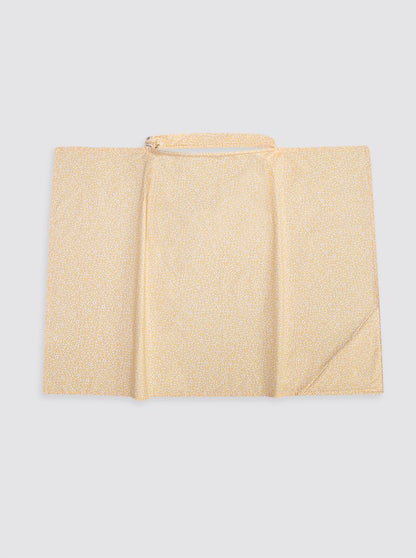 Bavoir jaune à fleurs blanches