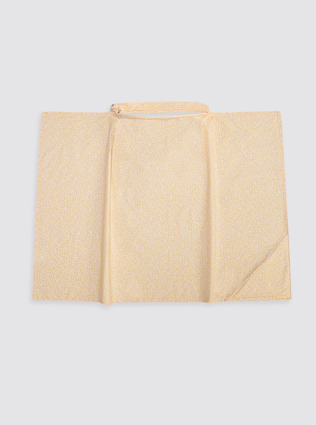 Bavoir jaune à fleurs blanches