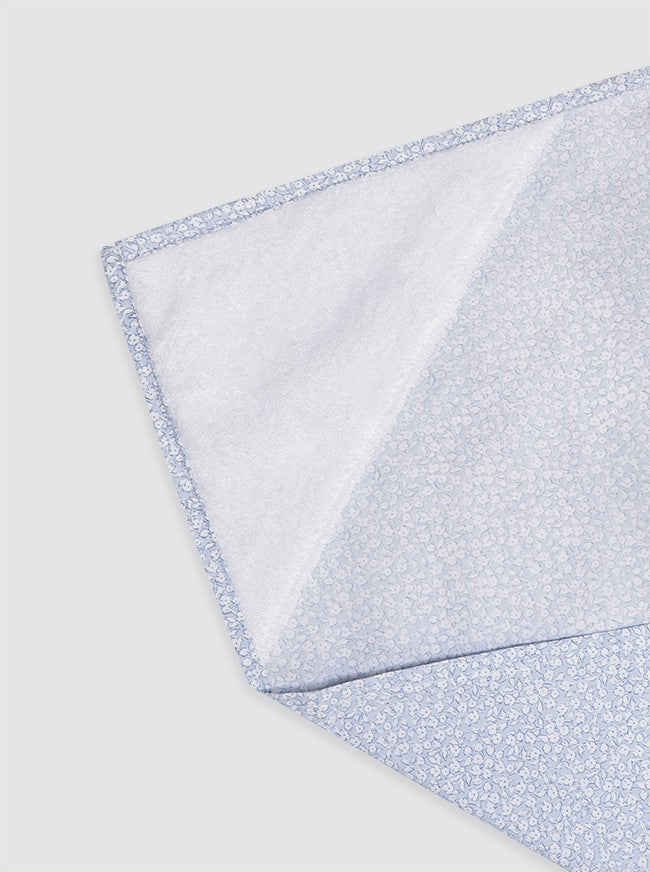 Bavoir bleu à fleurs blanches