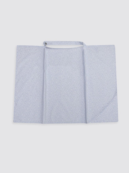 Bavoir bleu à fleurs blanches