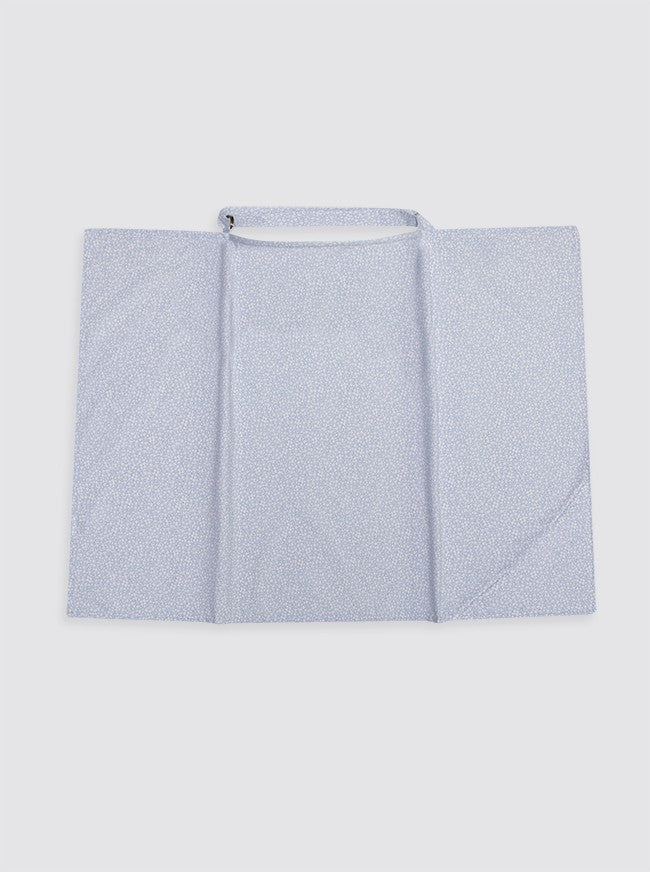 Bavoir bleu à fleurs blanches