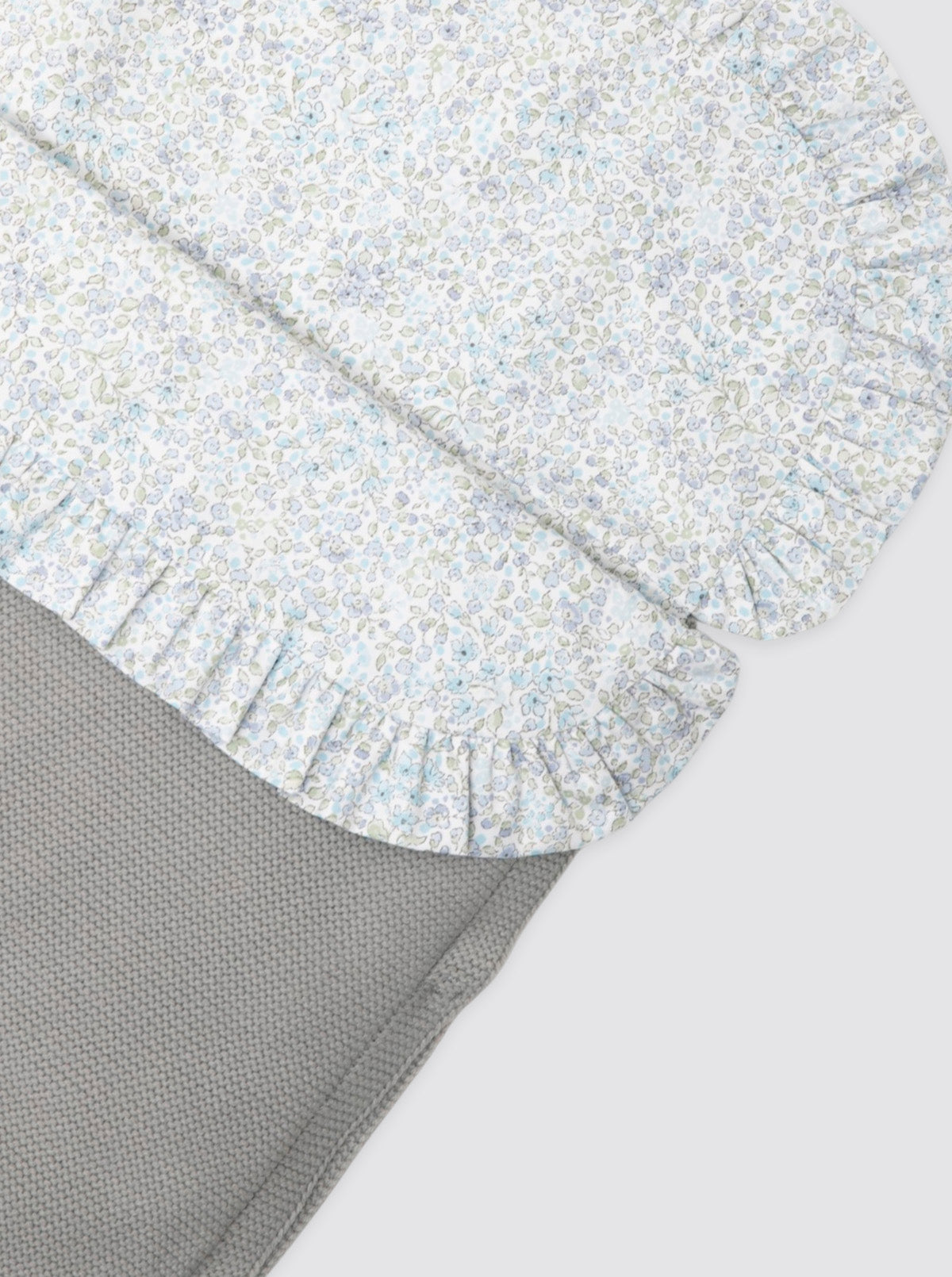 Saco de Punto Invierno Gris con Sábana Florecitas Manuela con Guata Extraíble - Capazo