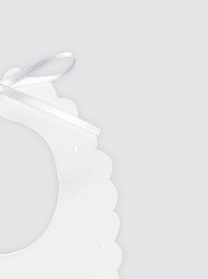 Babero de Baba Pique Blanco Con Bodoques Bordados