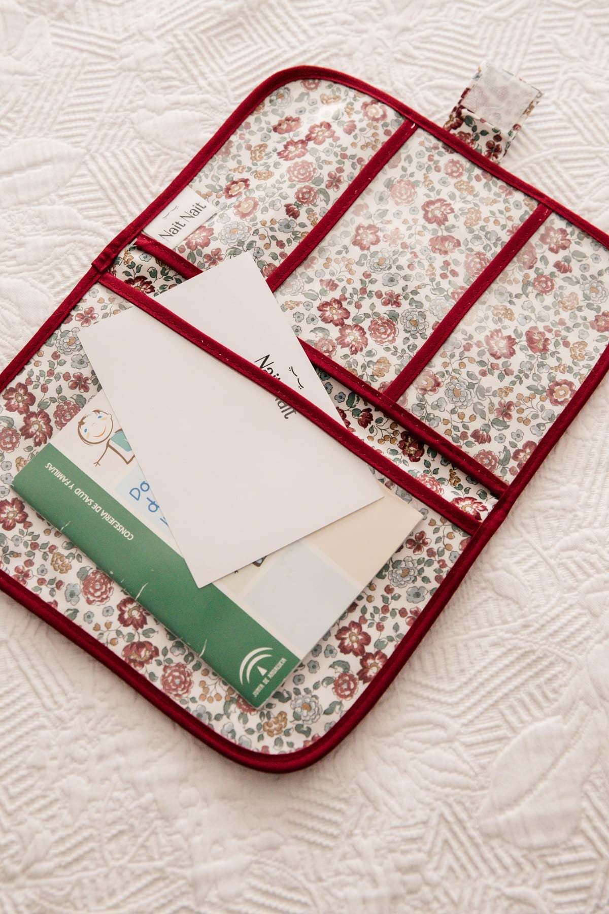 Portadocumentos Flores Nina Burdeos