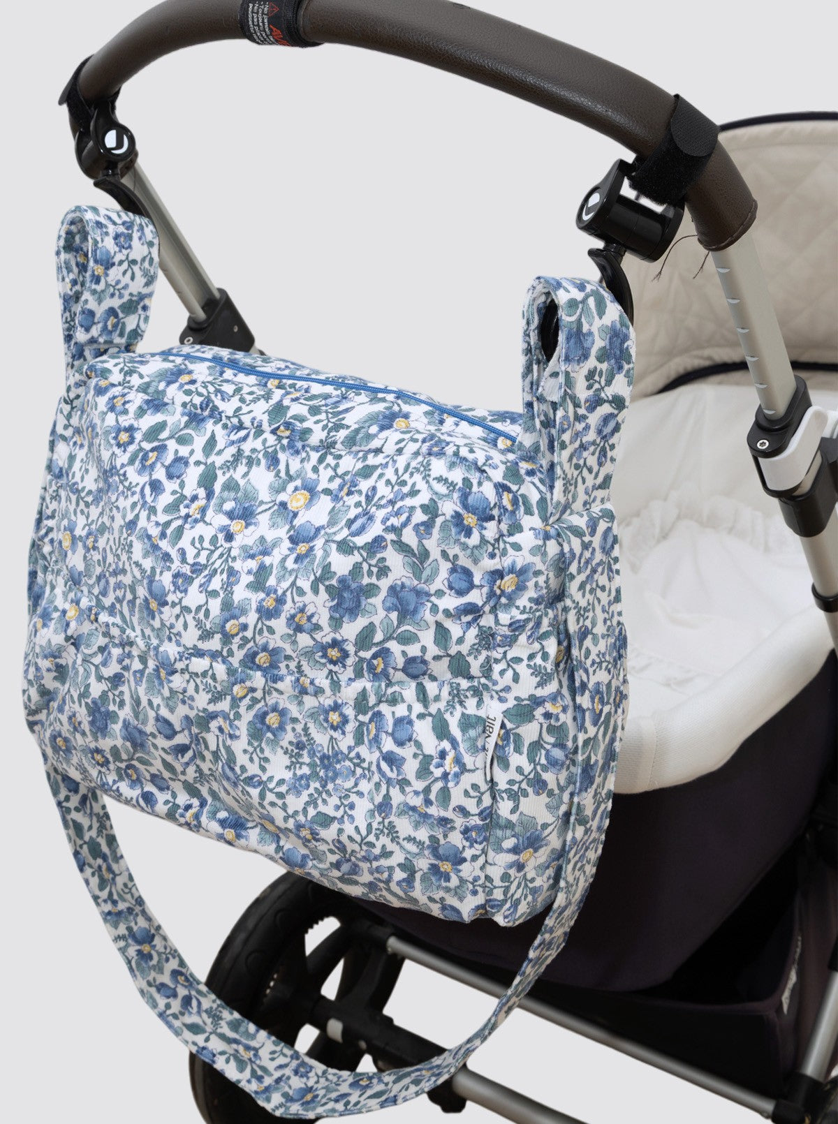 Grand sac à roulettes bleu en velours côtelé à fleurs