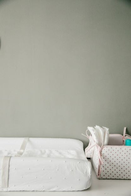 Matelas à langer pour meubles + housse à pois blancs